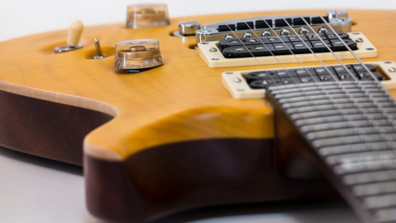 brown-electric-guitar-164861-1-1024x682